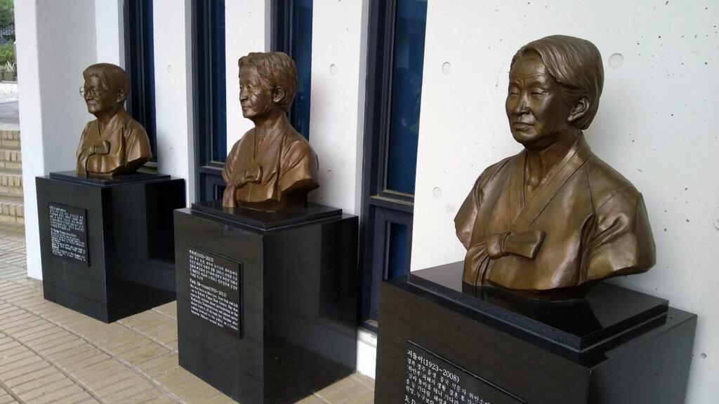 韩国“慰安妇”幸存者雕像。